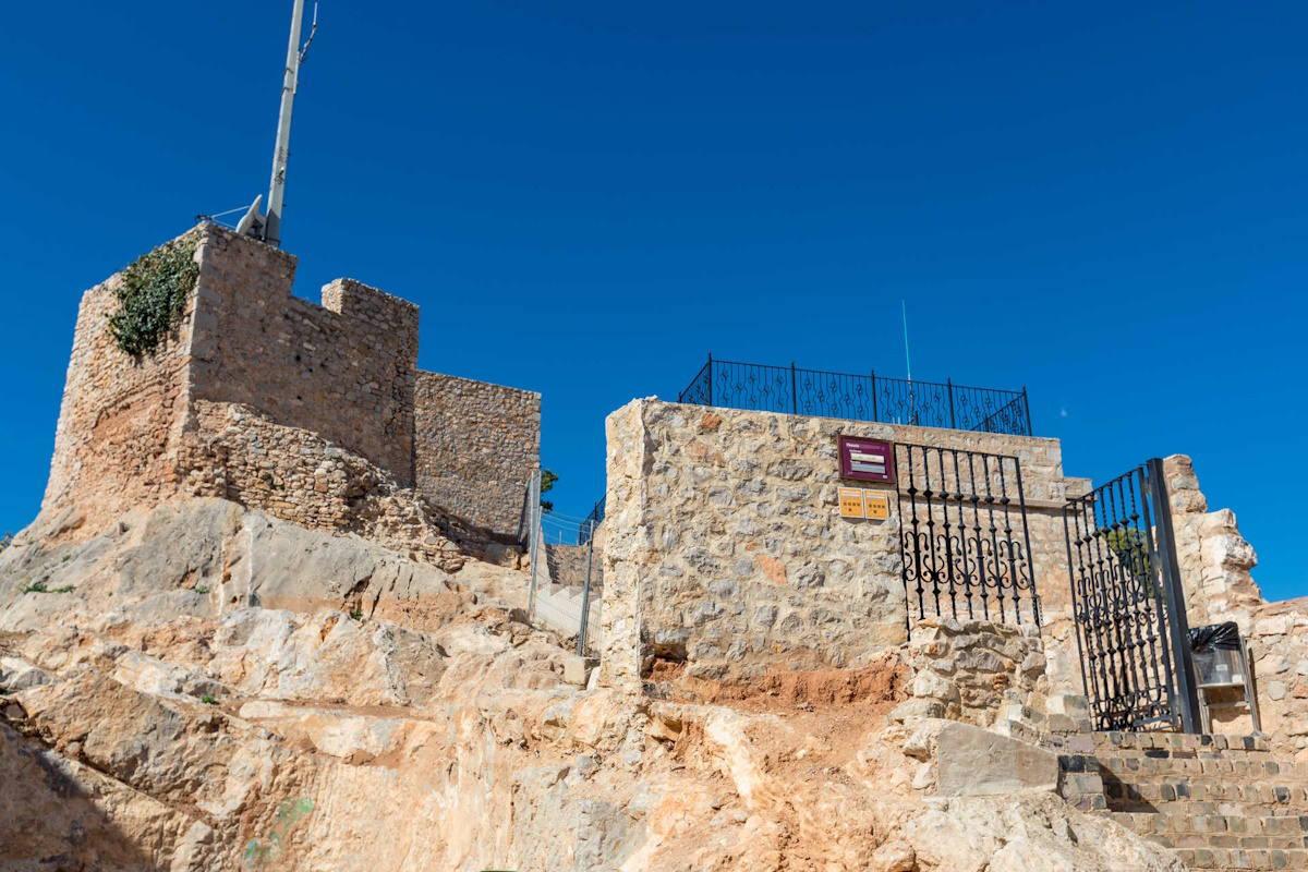 Descubre el encanto del casco antiguo de Oropesa del Mar desde tu apartamento Holiday Med. Vista del casco antiguo de Oropesa del Mar con su castillo dominando el horizonte.