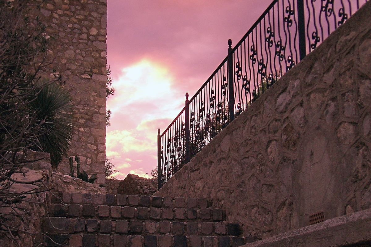 Recorre el casco antiguo de Oropesa del Mar alojándote cerca con Holiday Med. Calle típica del casco antiguo de Oropesa del Mar, ideal para paseos tranquilos y fotos con encanto.