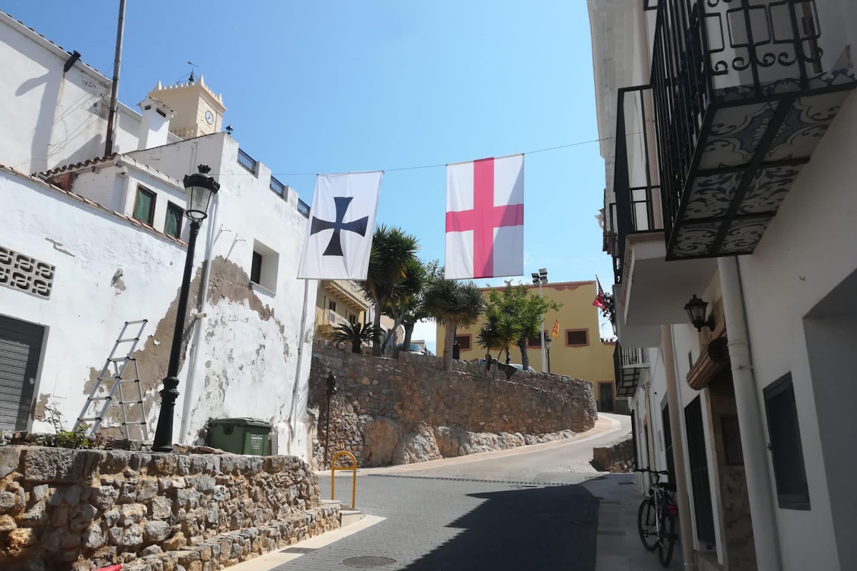 Visita el corazón del casco antiguo de Oropesa del Mar durante tus vacaciones. Iglesia histórica en el casco antiguo de Oropesa del Mar, rodeada de cultura y tradición.