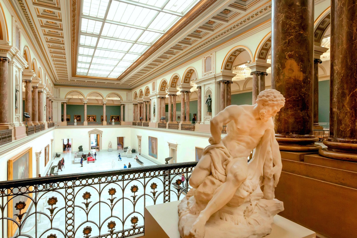 Castellón Fine Arts Museum: arte y cultura cerca de la costa. Sala expositiva del Museo de Bellas Artes de Castellón con arte regional y piezas históricas.