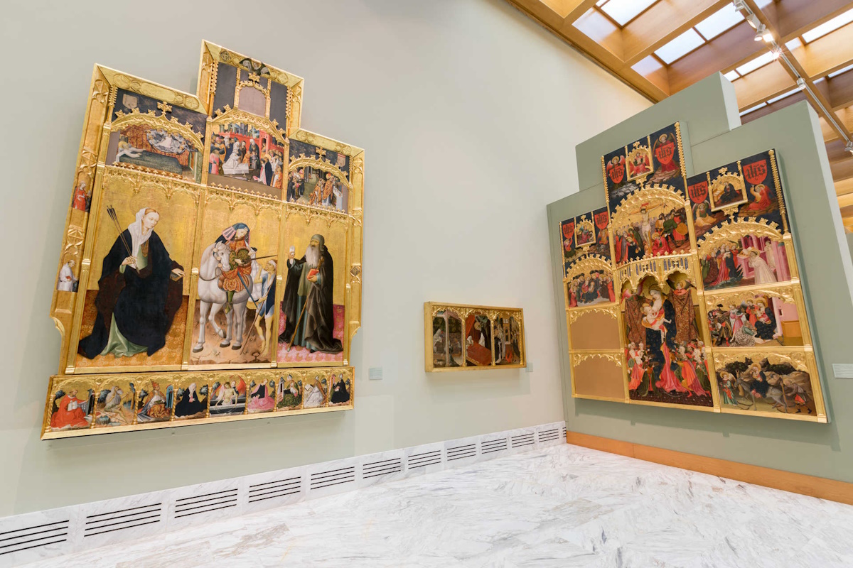 Complementa tus vacaciones de playa con una visita al Museo de Bellas Artes de Castellón. Turistas disfrutando de una exposición en el Museo de Bellas Artes de Castellón.