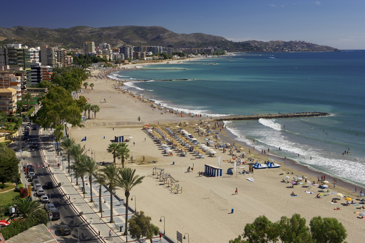 Apartamentos vacacionales junto a Torre San Vicente, una de las mejores playas en Benicàssim. Playa Torre San Vicente, una de las playas en Benicàssim más completas y con historia.