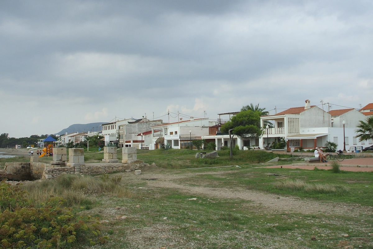 Apartamentos vacacionales junto a la Torre de la Sal en Cabanes con todas las comodidades. Alojamiento turístico cerca de la Torre de la Sal en Cabanes con vistas al Mediterráneo.