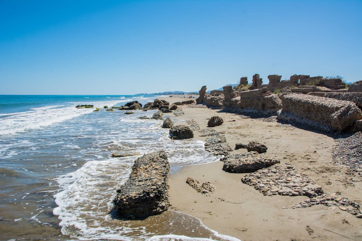 Relájate en las playas de la Torre de la Sal en Cabanes con Holiday Med. Playa cercana a la Torre de la Sal en Cabanes, ideal para familias y descanso.