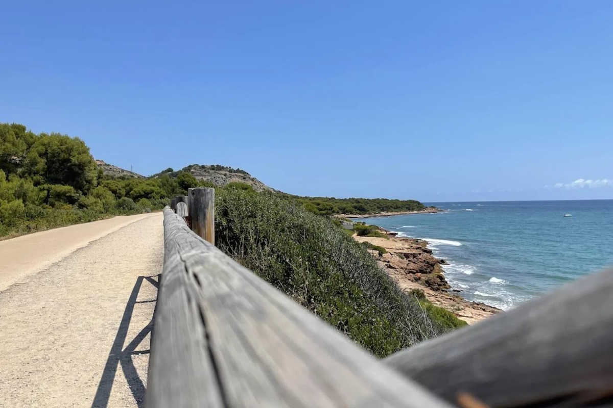 Disfruta de la naturaleza con la Vía Verde del Mar alojándote con Holiday Med. : "Tramo de la Vía Verde del Mar con vistas al Mediterráneo entre Oropesa y Benicàssim.