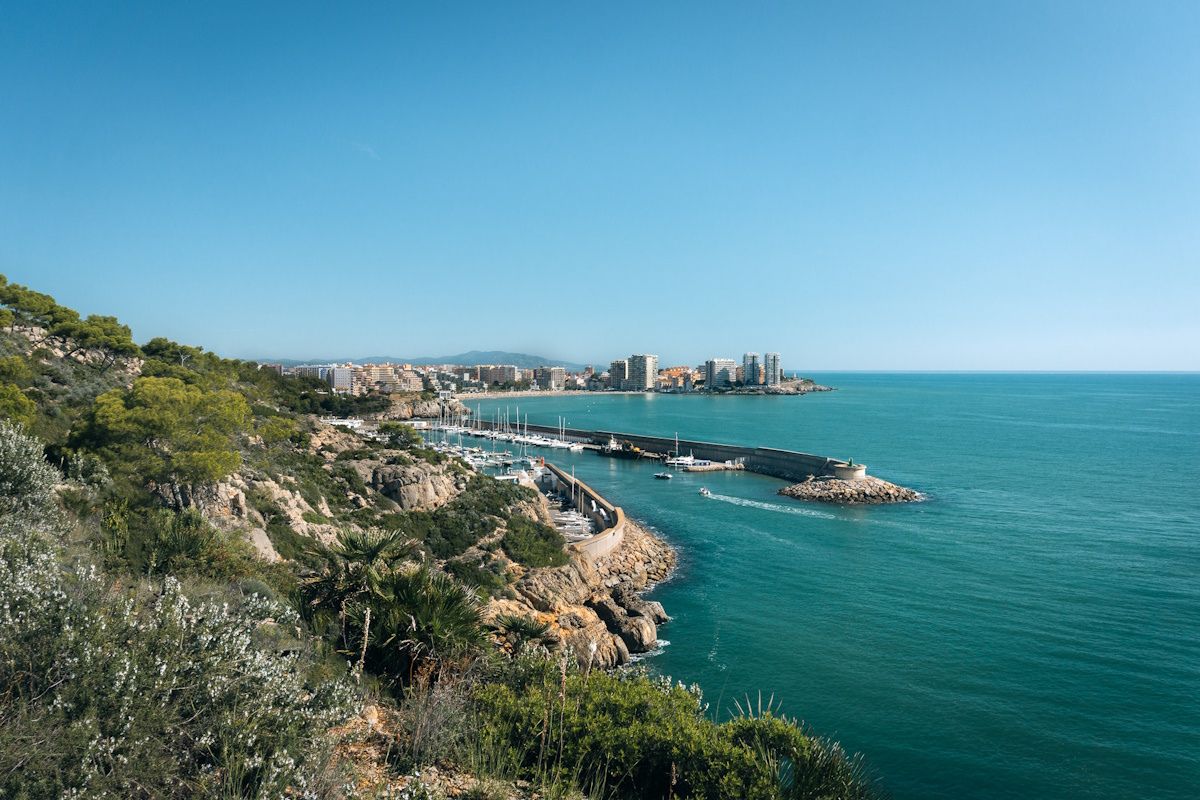 Vía Verde del Mar: plan perfecto en familia desde tu apartamento en Oropesa del Mar. Familia pedaleando por la Vía Verde del Mar durante sus vacaciones en la costa.