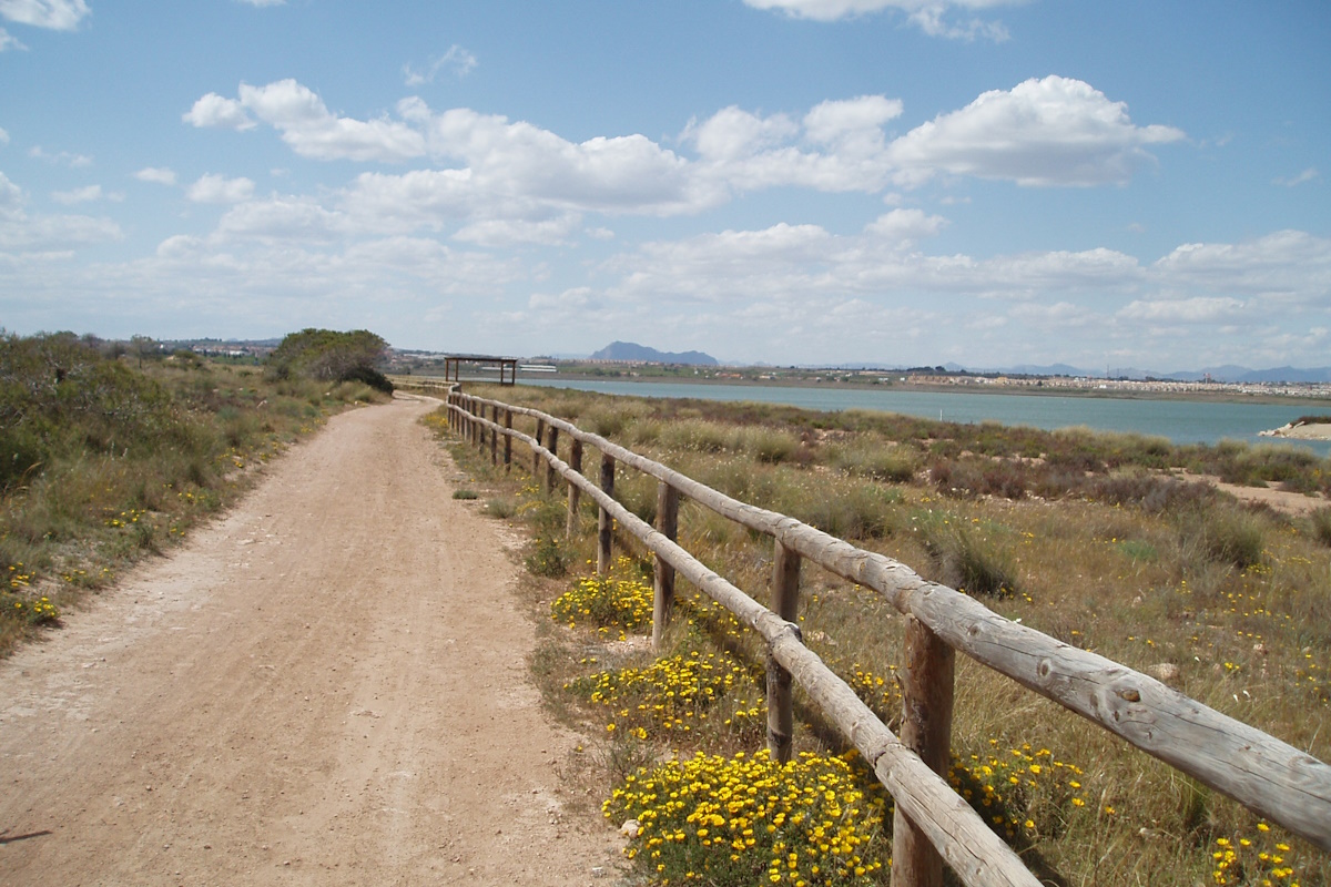 Comienza la Vía Verde del Mar desde tu apartamento Holiday Med y conecta con la naturaleza. Inicio señalizado de la Vía Verde del Mar desde Oropesa del Mar.